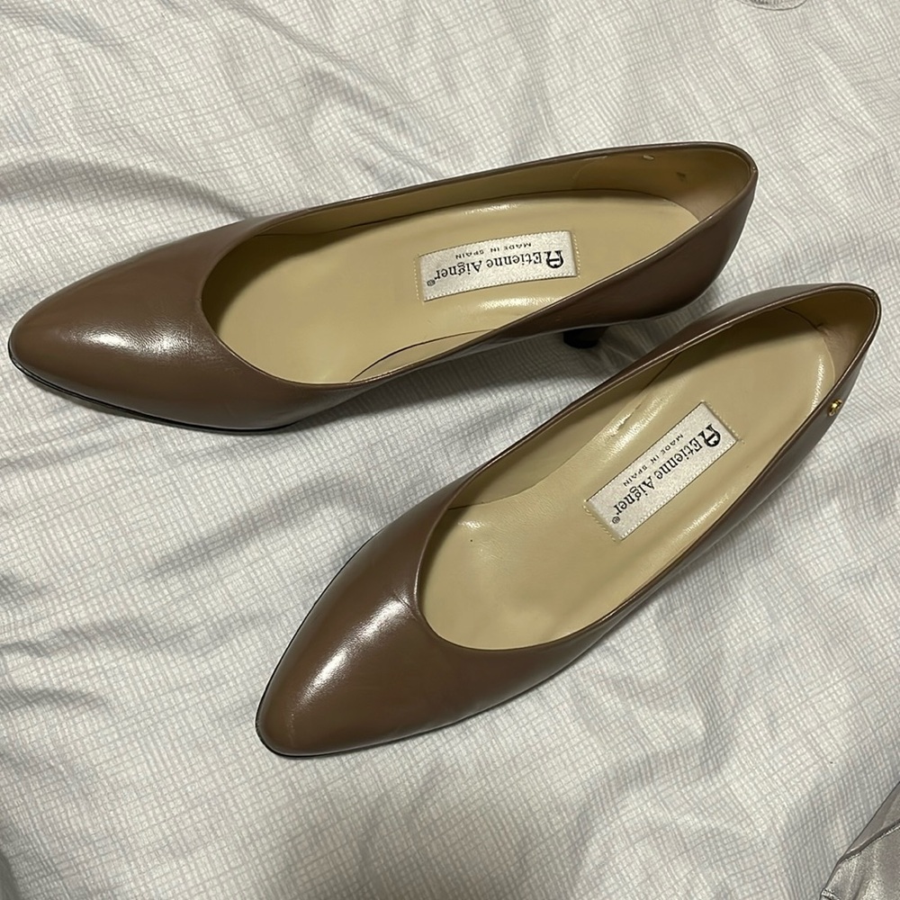 Etienne Aigner - size 9 1/2 - taupe heels